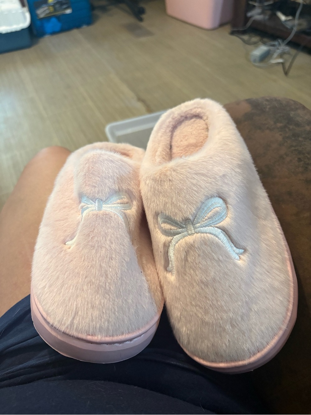 Size L (8-10) Plush Bow Pink Women's Comfort Slippers